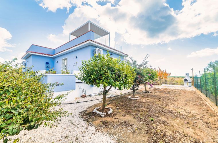 The house is new, clean, bright with delightful outdoor spaces including the wonderful terrace equipped with lounge, BBQ, and Jacuzzi.