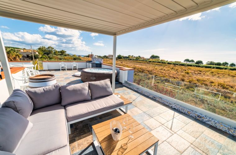 Mamma Martinella is about 1.5 km away from the sea village of Portopalo where you can find everything you need for your purchases and another beautiful beach, this one too awarded with the Blue Flag