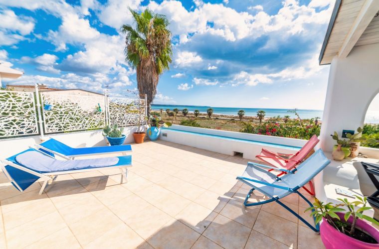 Mamma Maria Teresa is a nice villa located in Portopalo beach, which has been awarded the Blue Flag for over twenty years.
