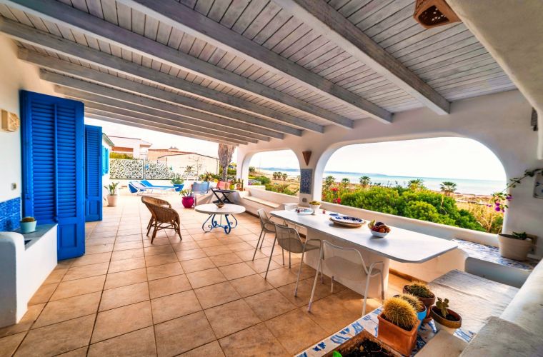 A large balcony-patio overlooks the African sea and it is right there that you will spend enchanting Sicilian days with the scent of the sea that will not leave you for a moment.