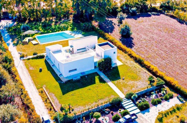Luxurious villa surrounded by an 8000 sqm garden.