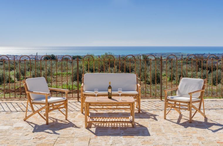 Mamma Emma is located in a hilly area with a gorgeous seascape.
