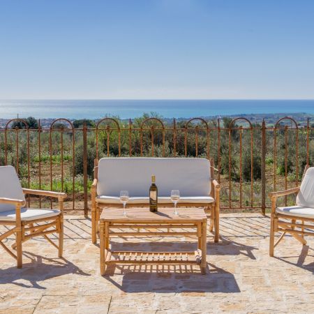 Mamma Emma is located in a hilly area with a gorgeous seascape.