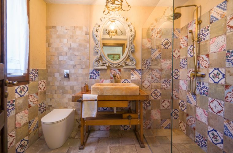 Another en-suite bathroom