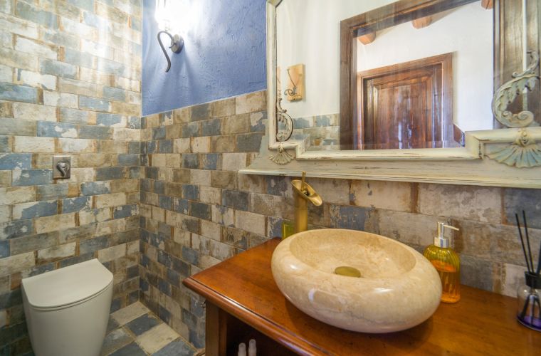 Bathroom on the ground floor