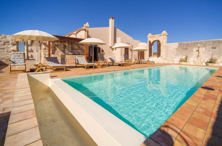 The house has an outdoor area with a heated swimming pool, a jacuzzi and a terrace overlooking the countryside and the sea of Menfi.
