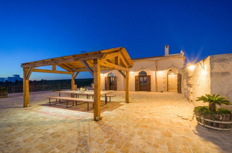 Inside, the house is on two levels: on the ground floor we have two bedrooms both with en-suite, another service bathroom and a beautiful Sicilian-style kitchen and an elegant living room with fireplace.