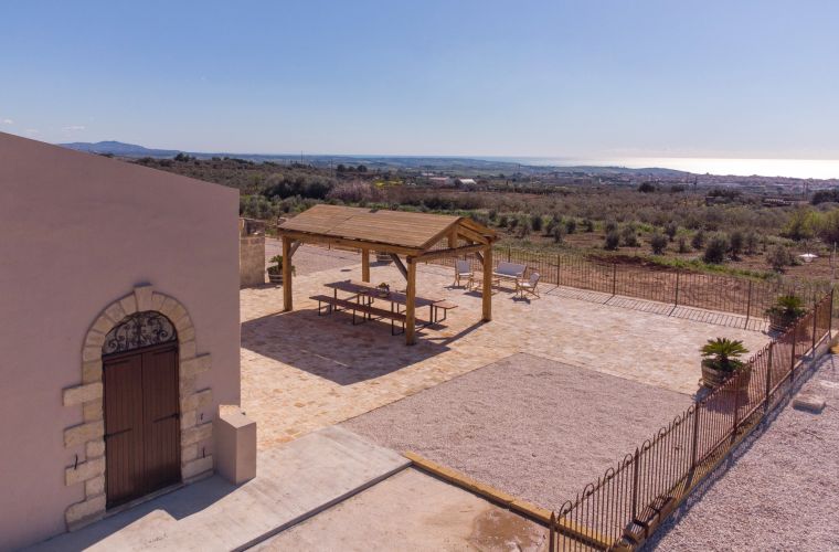 Mamma Emma is located 2 kilometers away from Menfi and about 7 km from the golden beaches of Portopalo and Lidofiori, which have been awarded the Blue Flag of Sicily for over twenty years.