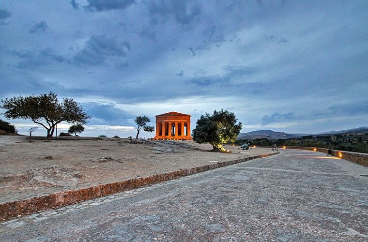 Valley of the Temples, 70 kms, photo by General Cucombre from New York, USA Uploaded by Markos90, CC BY 2.0