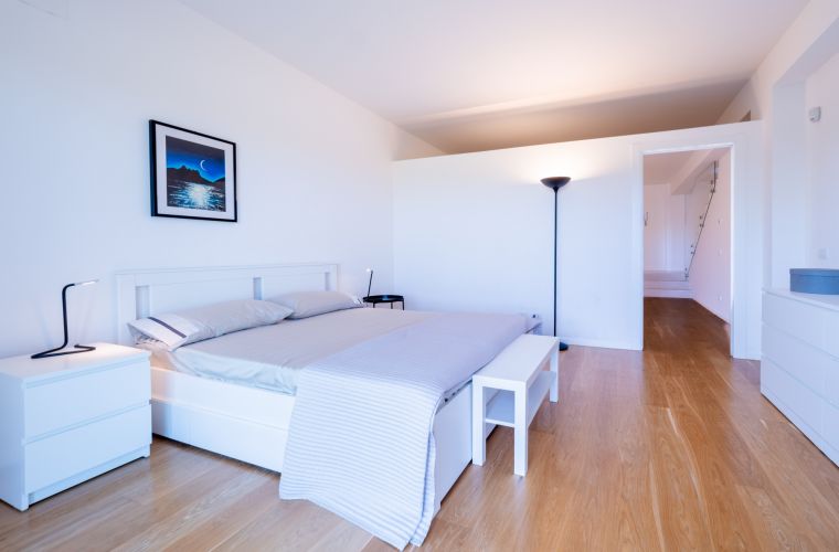 Bedrooms (2) and bathrooms (3): one double bedroom en-suite (doccia); one double bedroom; a double sofa bed; one bathroom with bathub-shower; one bathroom