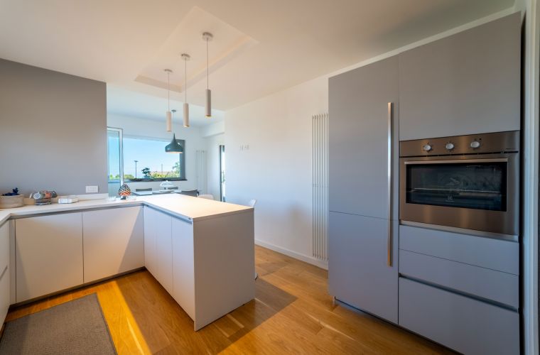 On the top floor there is an elegant living room, a modern kitchen, a bathroom and a terrace with a wonderful view.