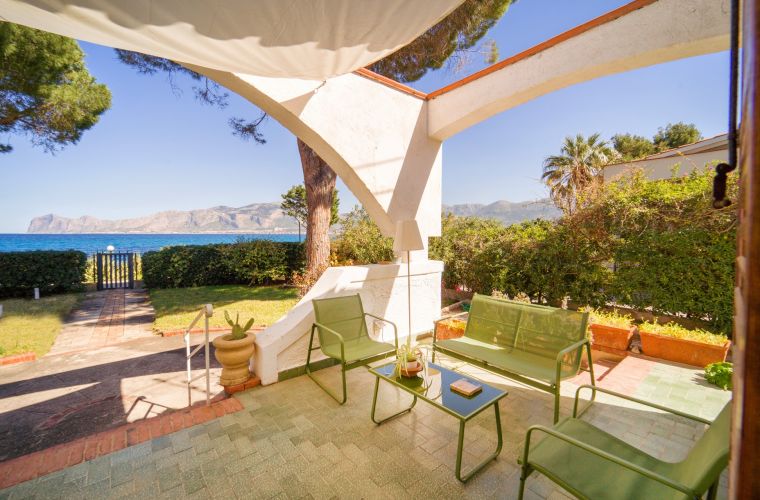 The house is located in Villagrazia di Carini a nice town by the sea.  In a perimeter of 500 meters you will find supermarkets, Bars, beach, pharmacy, ATM, butchery, bakery
