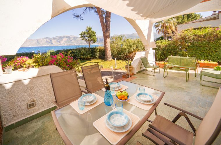 Private beach, exclusive residence, gulfscape, refined furnitures, scent of sea