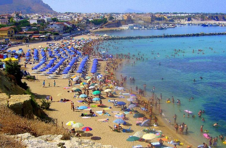 Cinisi beach, 5 km