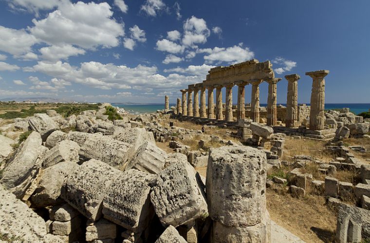 Selinunte, 80 kms, temple, photo by Franck Manogil from Beziers, France - Selinunte, CC BY 2.0