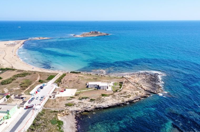 The villa, the Island delle Correnti, the golden beach