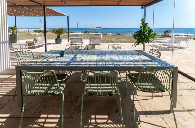 It is surrounded by two seas and in front of it stands the island delle Correnti.