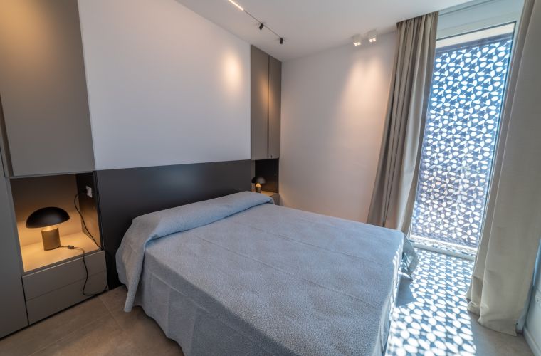 The house has three bedrooms and three bathrooms and is equipped with everything you need for a relaxing and luxurious holiday.