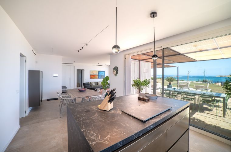 The scent of the sea, the charm of the sunset and sunrise, the refinement of its interiors...
