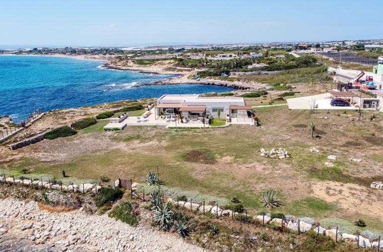 The house is located in the southern side of Sicily in the municipality of Portopalo, renowned for its good fish and its golden beaches