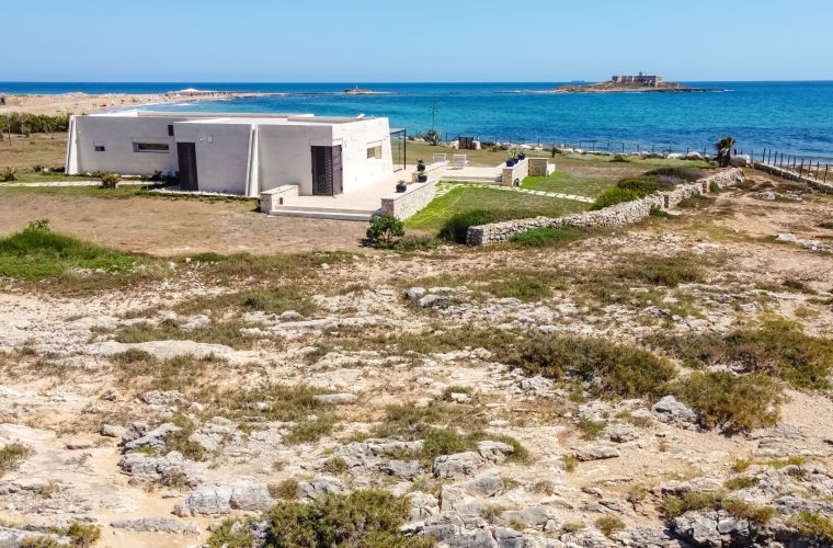 The white color of the villa and the azurre of the Mediterranean sea