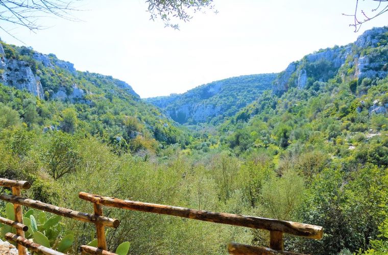 Cava d'Ispica: river, nature, archeology, 40 kms