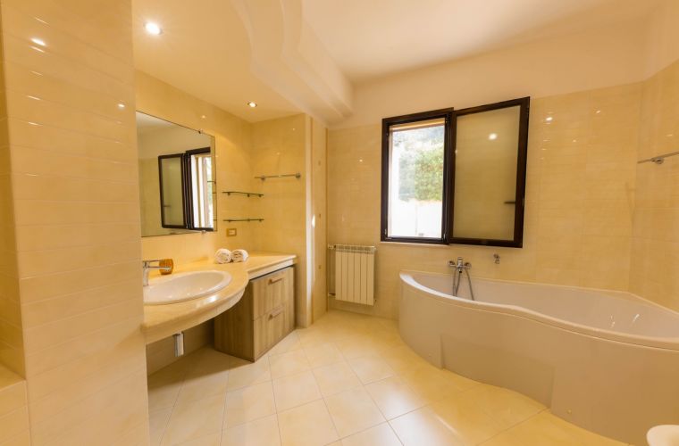 Spacious bathroom with bath tub