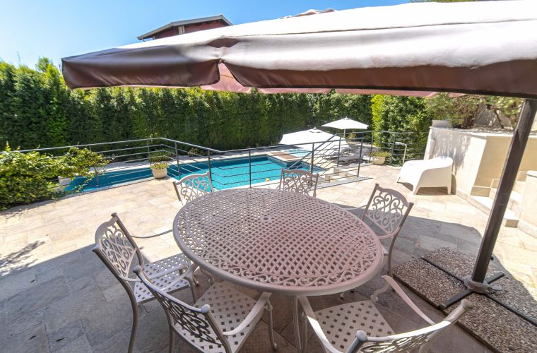 There are several spaces where you can eat or have an aperitif or read a good book.