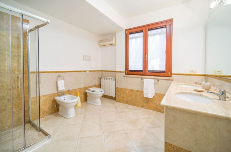 Bathroom with shower in the double en-suite