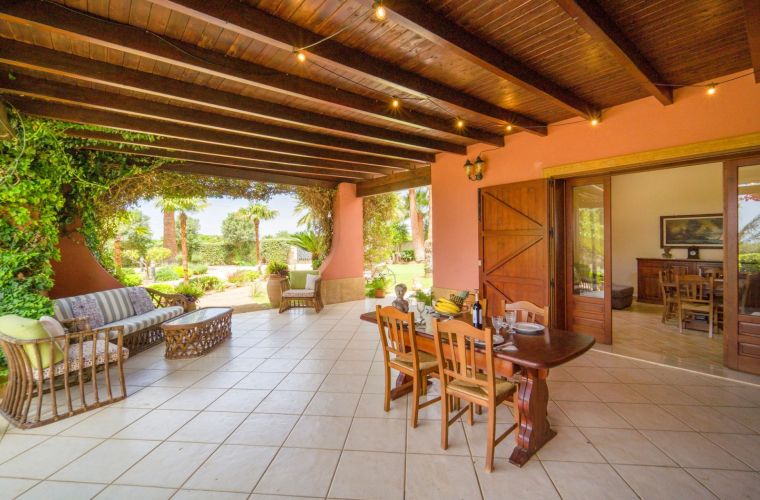 The gorgeous outdoor patio, ideal for read a book or have a meal