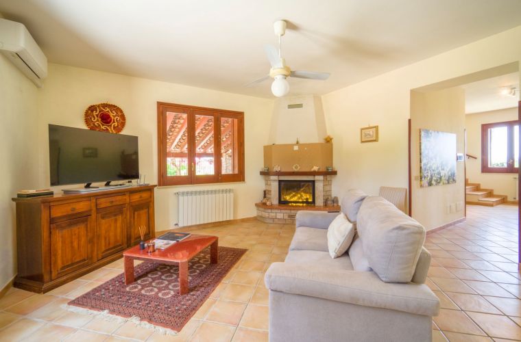 Ground floor: sofa and TV
