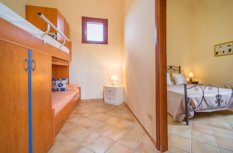 First floor: familiar room (double and bunk bed)