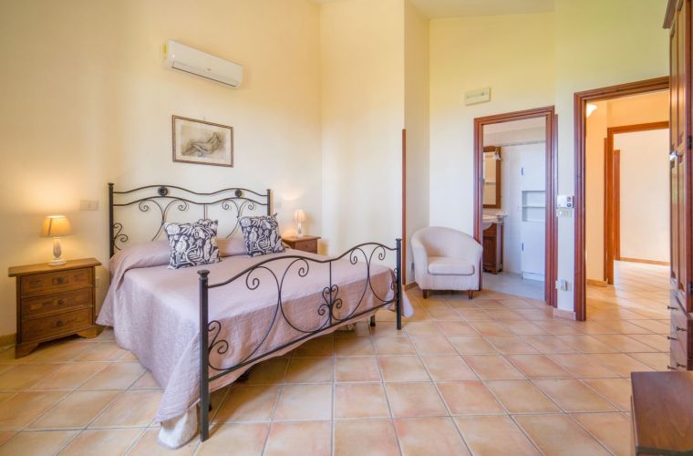 First floor: master en-suite