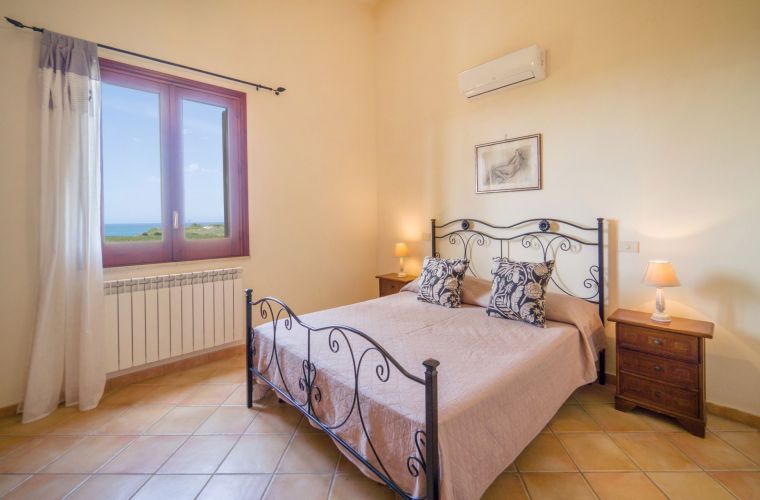 First floor: master en-suite