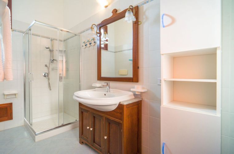First floor: master en-suite