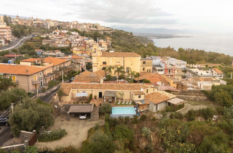Bedrooms (3) and bathrooms (3): 2 double bedrooms, 1 familiar (double, frenchbed, bathroom with shower); 1 bathroom with shower; 1 bathroom+shower with hydromassage