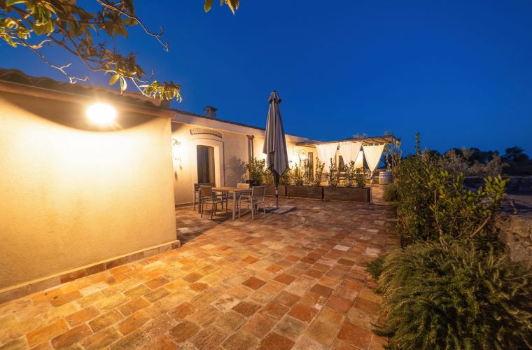 The house is steps away from Santa Caterina village, where you can find restaurants and a famous belvedere overlloking the Ionian sea.