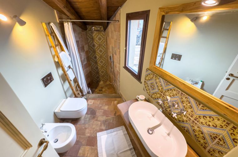 Main unit: bathroom ensuite