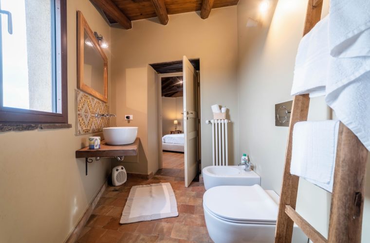Main unit: bathroom ensuite