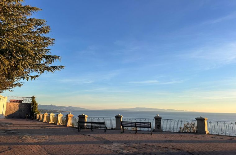 The house is steps away from Santa Caterina village, where you can find restaurants and a famous belvedere overlloking the Ionian sea.