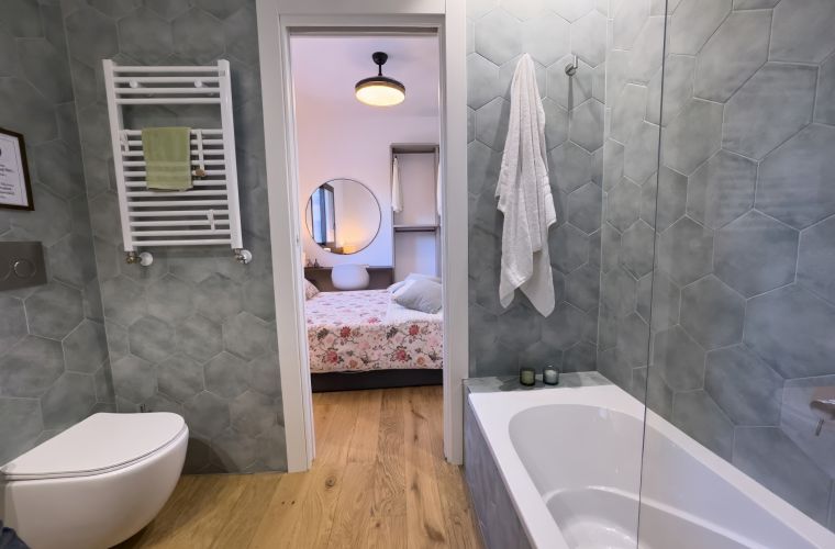 Main house: en-suite