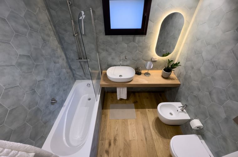 Main house: en-suite