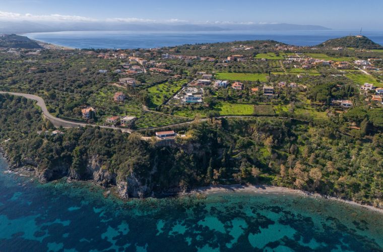 Luxury, infinity pool, sauna, seaview, movie theater, bar, park