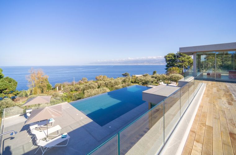 The 18x8 meter infinity pool is a balcony overlooking the sea, a corner of Sicilian paradise.