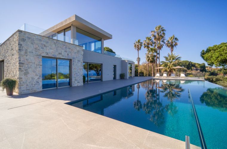 The photo album perfectly captures the splendor of this wonderful island home, which features four spacious and bright double bedrooms, one en-suite.