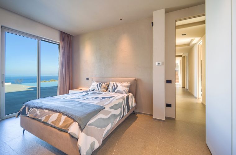 Bedrooms (4) and Bathrooms (5): 1 double ensuite; 3 double bedrooms, 2 sofa beds; 3 bathrooms with shower (one exterior); 1 bathroom