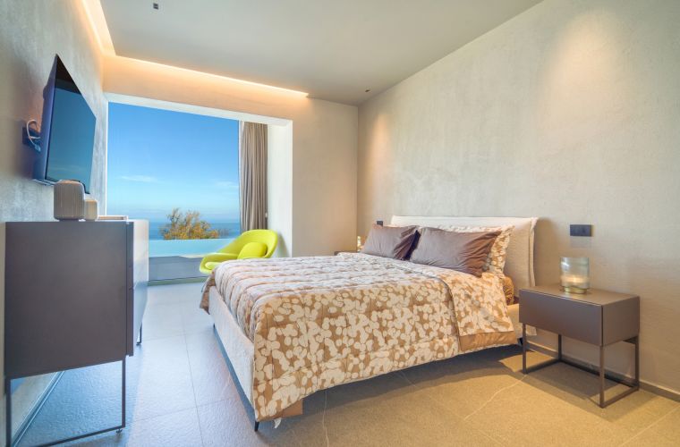Bedrooms (4) and Bathrooms (5): 1 double ensuite; 3 double bedrooms, 2 sofa beds; 3 bathrooms with shower (one exterior); 1 bathroom