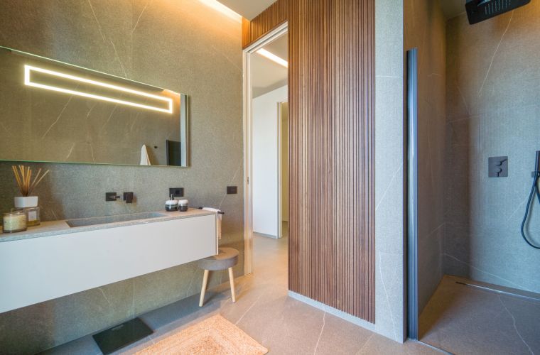 Bedrooms (4) and Bathrooms (5): 1 double ensuite; 3 double bedrooms, 2 sofa beds; 3 bathrooms with shower (one exterior); 1 bathroom