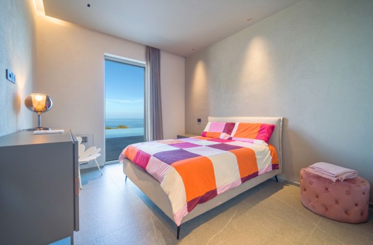Bedrooms (4) and Bathrooms (5): 1 double ensuite; 3 double bedrooms, 2 sofa beds; 3 bathrooms with shower (one exterior); 1 bathroom