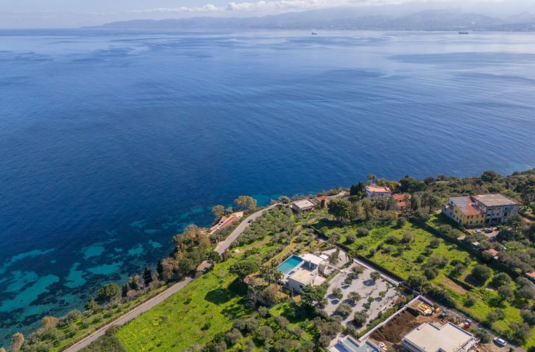 This luxury stay has a spectacular view of the Gulf of Milazzo, from where ferries depart for the renowned Aeolian Islands, a UNESCO World Heritage site.